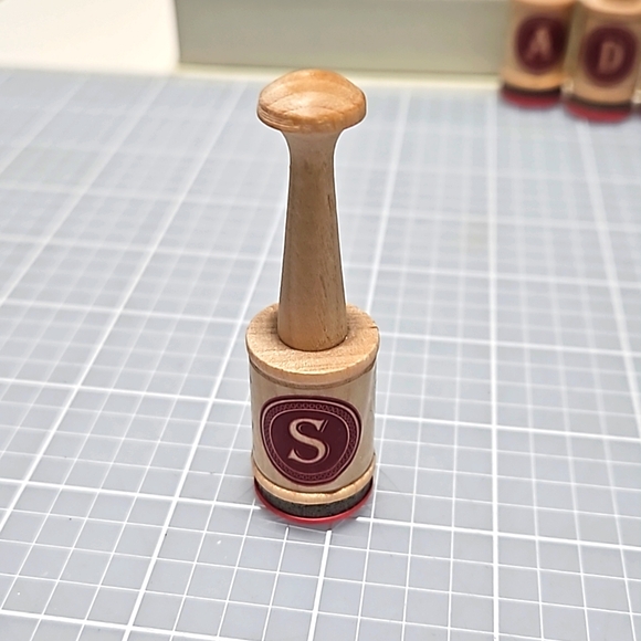 "S" Monogram single Classic Rubber Stamp - Picture 1 of 4